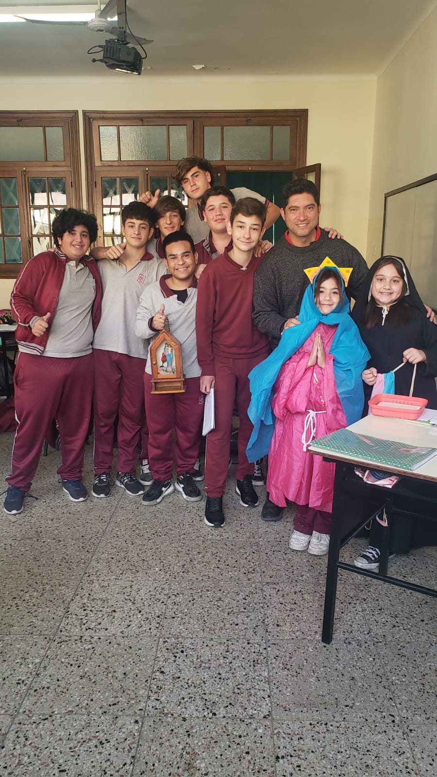La Imagen De María Auxiliadora Recorre Las Aulas Y Cursos