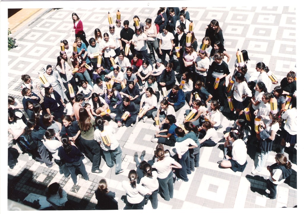 Grupo_alumnas_en_el_patio_1995.jpg